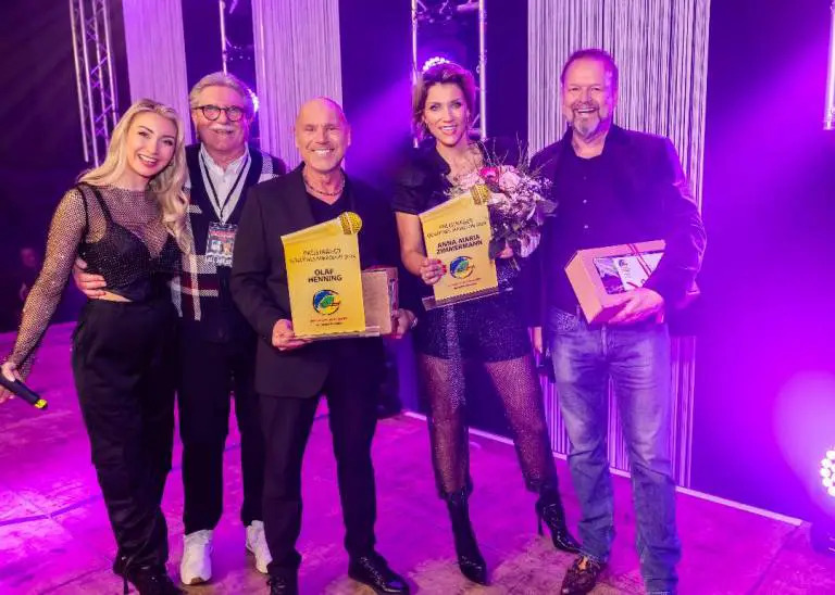 Anna_Maria_Zimmermann_Olaf_Henning_Goldenes_Mikrofo-768x548